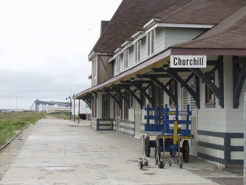 Bear Country Inn Churchill Exterior photo